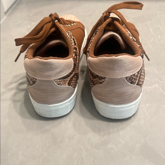 Outwoods Brown & tan sneakers with sparkly Star -EUC - Picture 4 of 6